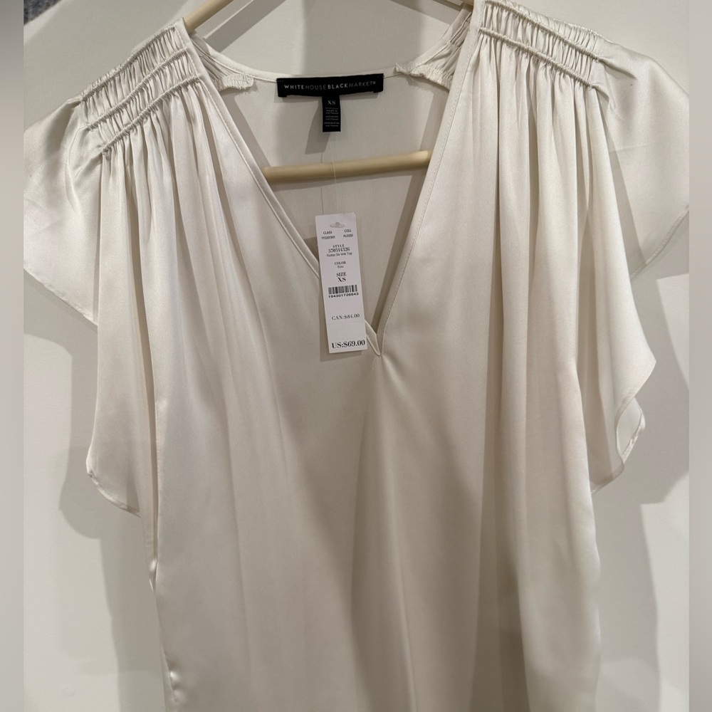 WHBM NWT Vneck Flutter Sleeve Top
